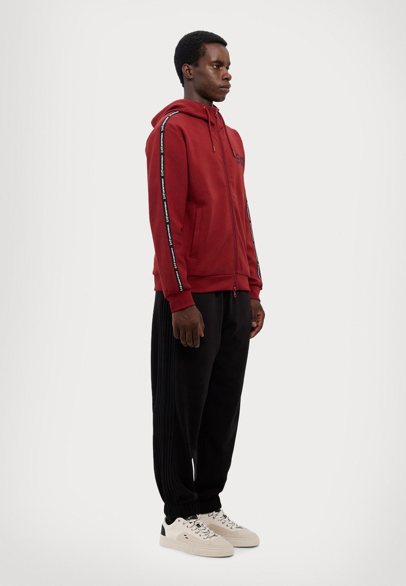 EA7 Emporio Armani FELPA - Jersey con capucha - syrah