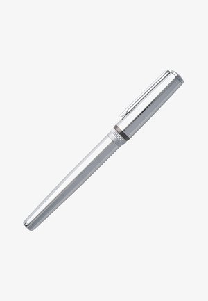 Bolígrafo de metal plateado con acabado brillante, cuerpo cónico y clip. Presenta un agarre texturizado cerca de la punta. Diseño suave y elegante.