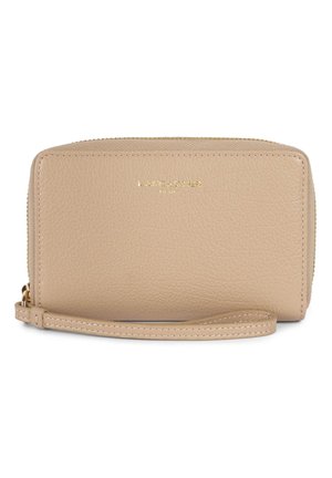Portafoglio in pelle beige con superficie testurizzata, chiusura a zip e marchio in tono oro. Dotato di un cinturino da polso per un trasporto facile.
