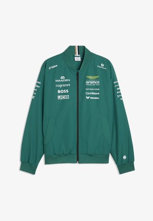 Zielona kurtka wyścigowa Aston Martin na pełny zamek błyskawiczny z logo sponsorów, w tym Aramco, Honda, TikTok i BOSS na przodzie i rękawach.