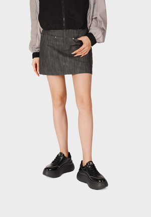 Queen Helena, X35-19 - Sneakers basse - nero