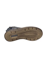 Černá kožená kotníková bota s bočním zipem, texturovaným svrškem a gumovou podrážkou s vzorem. Branding viditelný na podrážce.