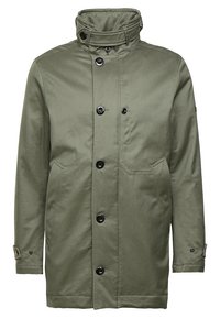 Giacca verde oliva con colletto alto, chiusura con bottoni, due tasche laterali e polsini regolabili. Realizzata in un tessuto resistente e liscio.