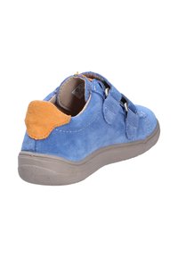 Scarpa di camoscio blu con suola in gomma grigia chiara, dotata di due cinturini in velcro e un accento sul tallone in camoscio arancione in contrasto.