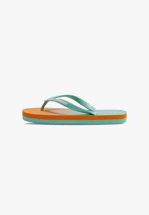 Flip-flop met turquoise banden en een meerkleurige zool met oranje en aqua lagen. Gladde textuur en eenvoudig ontwerp.