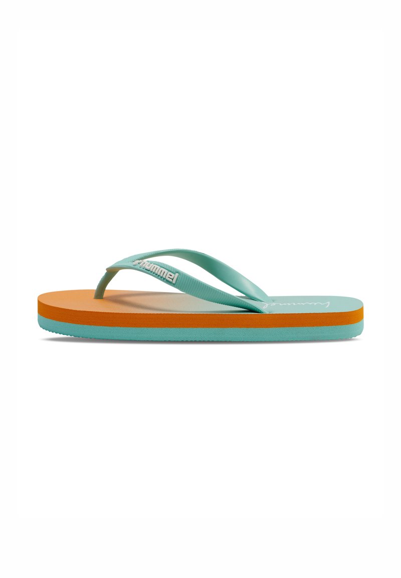 Flip-flops ar tirkīza krāsas siksnām un daudzkrāsainu zoli, kurā ir oranžs un akva slāņi. Gluda texture un vienkāršs dizains.
