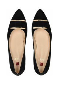 Ballerine nere in suede con punta allungata, dotate di dettagli in oro e fiocco sulla parte superiore. Soletta beige liscia con stampa del logo.