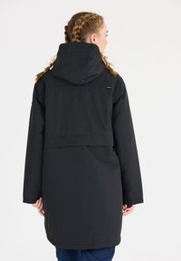 Svart lång kappa med huva, med en slät textur och en dold front. Designen inkluderar en ryggbalk och sidofickor.