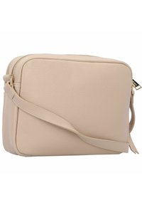 Borsa a tracolla in pelle beige con finitura testurizzata, forma rettangolare, chiusura superiore con zip e tracolla rimovibile. Accenti in metallo tono oro.
