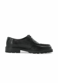 Chaussures en cuir noir avec un bout rond, un laçage, une tige texturée et une semelle en caoutchouc noir épaisse avec des rainures de traction.