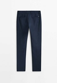 Navyblå byxor i denim, med en rak benmodell, två bakfickor och en slät yta med en subtil lyster.