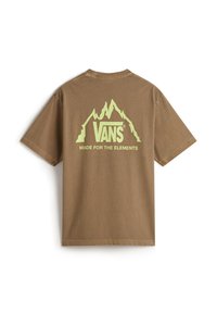 Camiseta corta marrón de algodón, con un logo de montaña verde y el texto "VANS MADE FOR THE ELEMENTS" en la parte trasera.