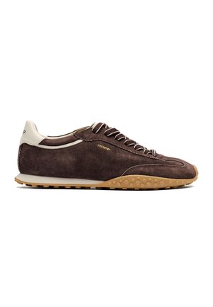 Brązowy zamszowy sneaker z białą skórzaną zakładką na pięcie, pasującymi brązowymi sznurówkami, złotym logo "HOFF" i teksturowaną gumową podeszwą, widziany z boku.