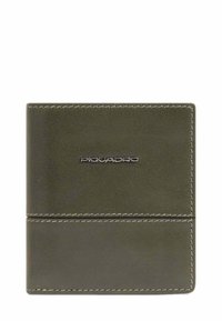 Cartera de cuero verde oscuro con costuras visibles y logo metálico "Piquadro" centrado en la parte frontal.