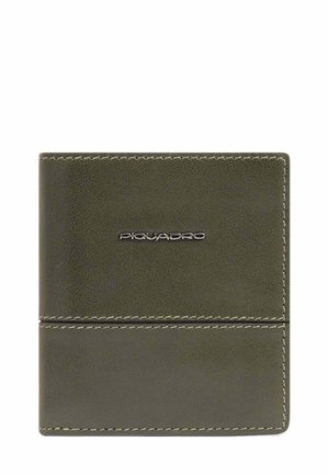 Cartera de cuero verde oscuro con costuras visibles y logo metálico "Piquadro" centrado en la parte frontal.