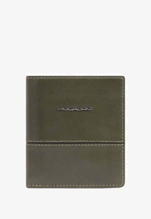 Portafoglio in pelle verde scuro con cuciture visibili e logo metallico "Piquadro" centrato sulla parte anteriore.