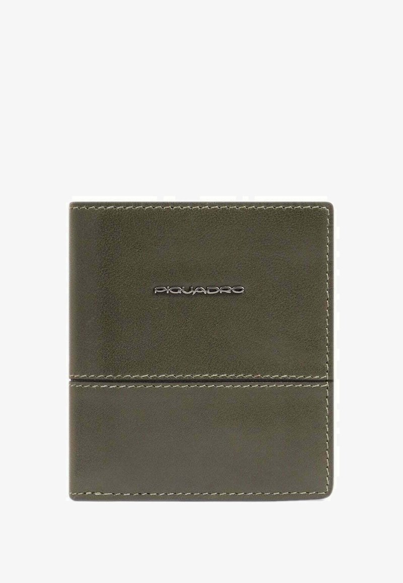 Cartera de cuero verde oscuro con costuras visibles y logo metálico "Piquadro" centrado en la parte frontal.