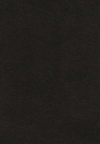 Czarna, prążkowana tkanina o miękkiej teksturze, z pionowymi liniami i jednolitym wzorem w całej powierzchni. Odpowiednia do różnych elementów odzieży.