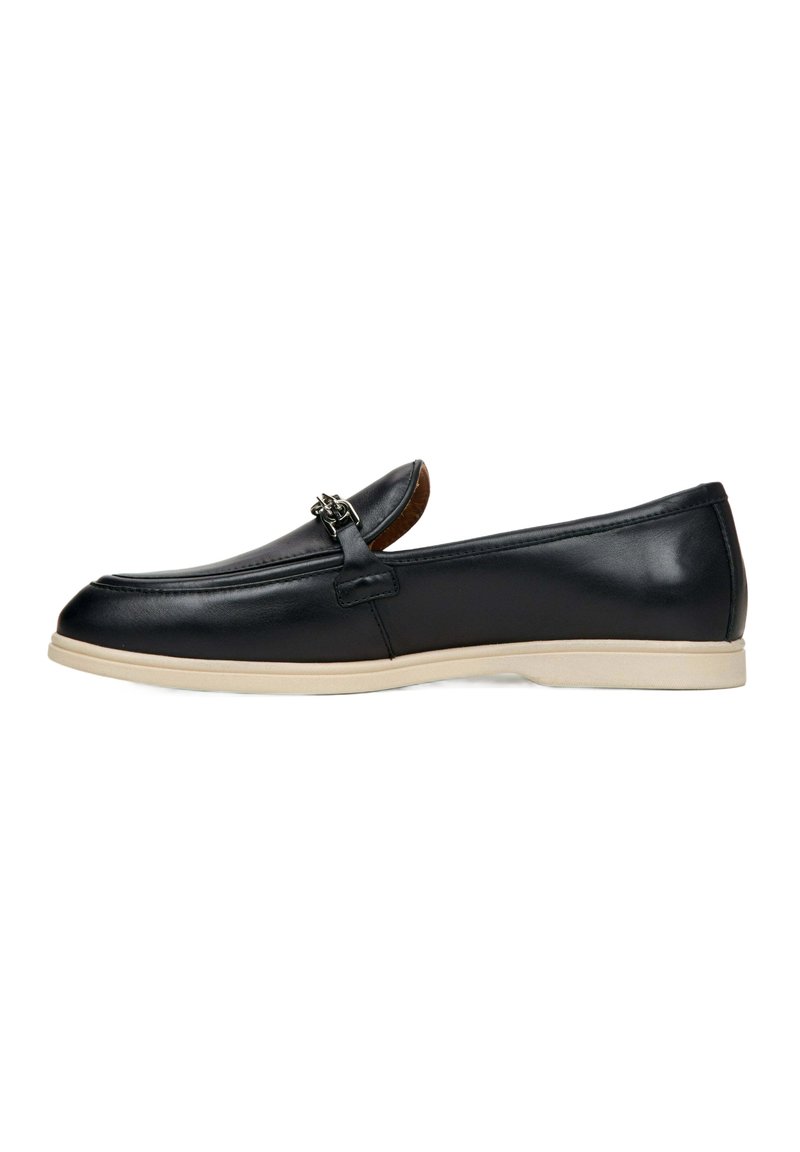 Zwarte lederen loafers met een tan rubberen zool, voorzien van een decoratieve zilveren metalen gesp en een glad, gepolijst afwerking.