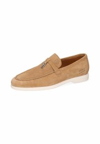 Mocassini in suede marrone chiaro con punta tonda, dotati di una cintura decorativa e dettagli in metallo, montati su una suola in gomma bianca. Brandizzazione sul lato.