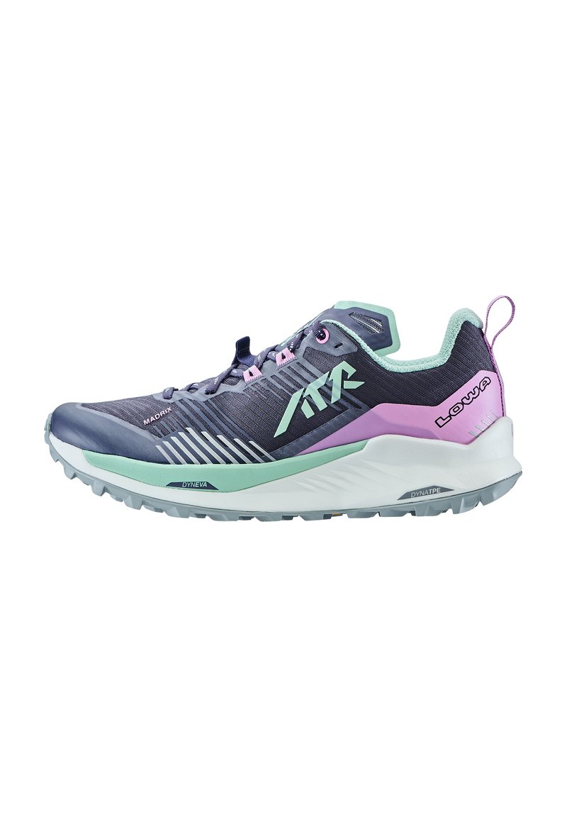 Scarpa da trail running con una tomaia blu scuro, accenti verde menta e dettagli viola; presenta una suola grigia robusta e elementi di design a strisce.