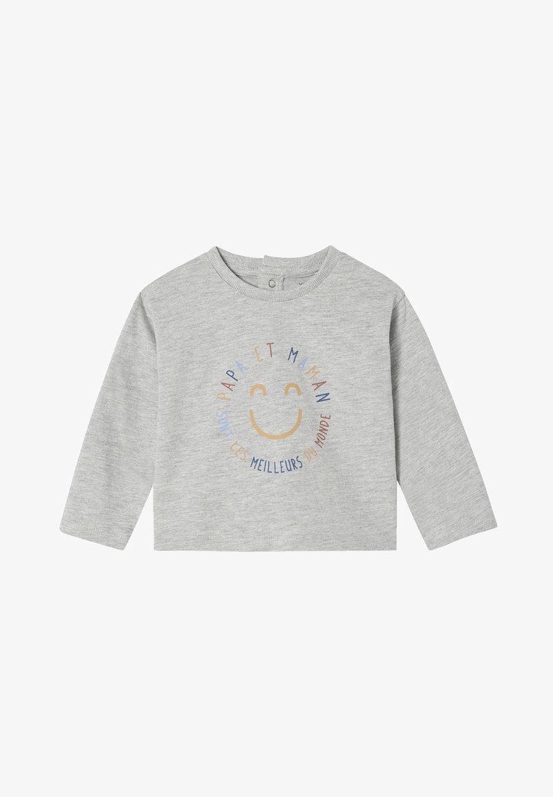 Grauer Langarm-Pullover mit einem runden Smiley-Gesicht-Graphic und Text in Blau, Orange und Gelb. Weiches, aus Baumwolle gefertigtes Material mit lockerer Passform.