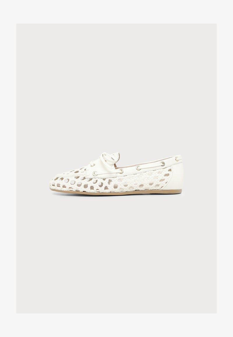 Chaussure mocassin en cuir blanc tissé avec motif ajouré, semelle basse plate et détails de lacets autour du bord supérieur.