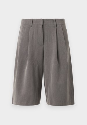 Harmaat räätälöidyt polven mittaiset shortsit, joissa on etupyörteet ja vyölenkit, valmistettu sileästä kudotusta kankaasta, esitetty yksinkertaisen taustan edessä.