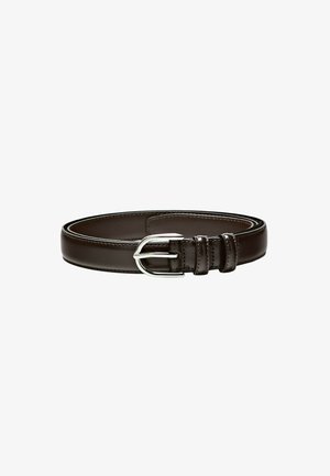 Donkerbruine leren riem met zilverkleurige metalen gesp en twee lussen, opgerold op een witte achtergrond.
