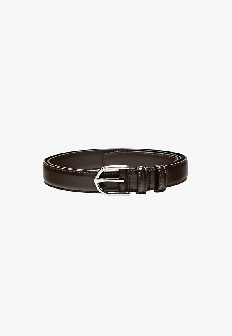 Ceinture en cuir marron foncé avec boucle en métal argenté et deux passants, enroulée sur un fond blanc.