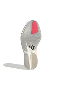 Suela de zapato blanca con superficie texturizada, destacando un acento rosa, bordes suaves y un patrón de fibra de carbono para una flexibilidad ligera.