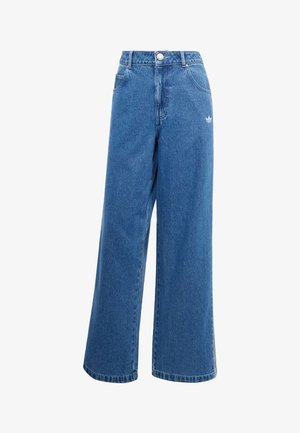 Jeans de mezclilla azul de pierna ancha con una cintura alta, bolsillos delanteros y un pequeño detalle de logo blanco en la cadera. Textura ligeramente desgastada.