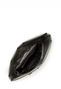 Sac à main rectangulaire vert avec un extérieur texturé, un large dessus ouvert et un intérieur sombre. Comprend plusieurs compartiments et des coutures contrastées.