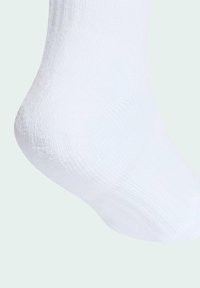Biele bavlnené ponožky s rebrovanou textúrou, ktoré majú zosilnené oblasti päty a špičky. Dizajn je po členky, čo zabezpečuje tesné priliehanie a pohodlie.