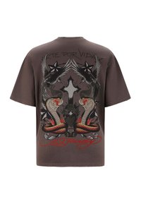 Šedé tričko s velkým grafickým designem hadů, květin a orlů, s nápisem "Arte por Vida" a ošuntělými okraji.