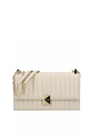 Bolso de hombro de cuero beige acolchado con cadena dorada y cierre geométrico dorado y negro en el centro.