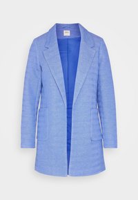 Blazer azul claro con un patrón de espiga texturizado, dos bolsillos delanteros y un cuello con muesca. Con apertura frontal y un forro azul sólido.