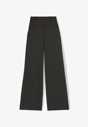 Pantaloni a gamba larga in tessuto nero unito, con una texture morbida, due tasche frontali e una vita aderente. Progettati per un fit rilassato.