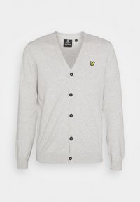 Hellgrauer Cardigan mit V-Ausschnitt, langen Ärmeln und sechs schwarzen Knöpfen. Enthält ein kleines gelbes, gesticktes Logo auf der linken Brust.