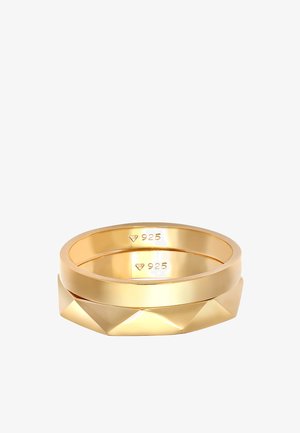 Zwei goldfarbene Ringe: einer glatt und bandartig, der andere mit einem facettierten Design. Beide sind mit "925" gekennzeichnet, was auf Sterlingsilber hinweist.