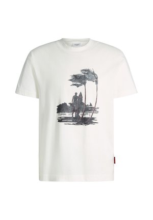 Wit T-shirt met zwarte afbeelding van een persoon die een surfplank vasthoudt naast twee palmbomen die naar rechts worden weggeblazen door de wind.