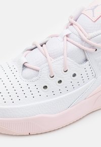 Jordan JORDAN MAX AURA 5 FUND UNISEX - Zapatillas de baloncesto - white/pink wash/violet frost