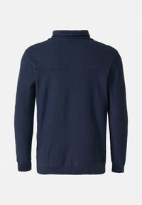 Marineblauer Pullover mit einem gerippten Kragen und oberem Rückenbereich, versehen mit langen Ärmeln und Seitenschlitzen, hergestellt aus weichem Strickstoff.