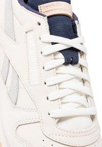 Reebok Classic CLASSIC LEATHER PREMIUM UNISEX - Αθλητικά παπούτσια - chalk vector navy grey