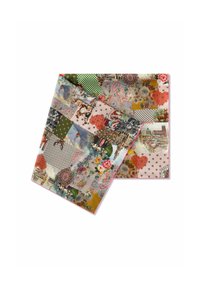 Multikleurige patchworkstof met bloem- en geometrische patronen, met texturen van linnen en katoen. De randen zijn afgewerkt met een roze bies.