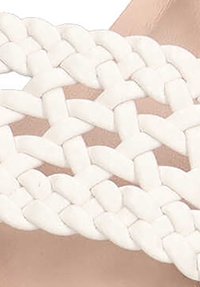 Sandalia trenzada blanca con un diseño de parte superior trenzada, que presenta un patrón texturizado con una plantilla marrón claro y tiras minimalistas.