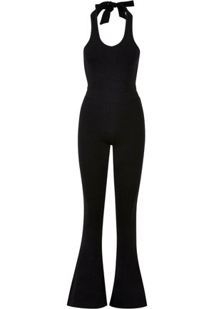 Tuta nera realizzata in tessuto liscio; presenta una scollatura a halter con laccio, corsetto aderente e gambe svasate dalla ginocchio in giù.