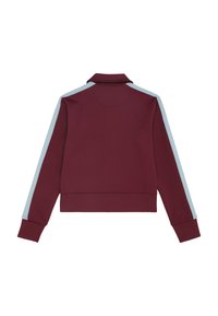 Chaqueta deportiva burdeos con cuello, franjas laterales azul claro y puños acanalados. Textura suave, diseño corto, sin cierres visibles.