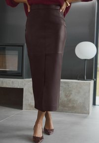 Next REGULAR FIT - Leren rok - berry red