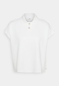 Weißes Poloshirt mit klassischem Design, das einen Kragen, kurze Ärmel und zwei cremefarbene Knöpfe am Hals aufweist. Weicher Stoff.